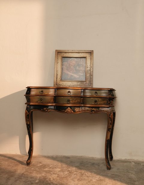 The Luxurious Console Table
