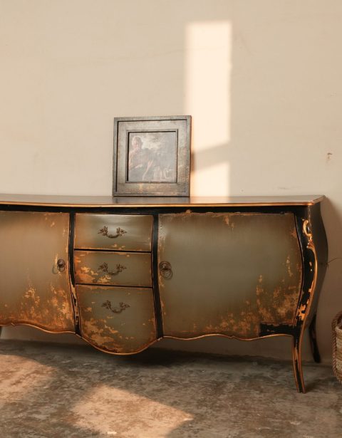 Golden Bombay Wardrobe خزانة بومباي الذهبية