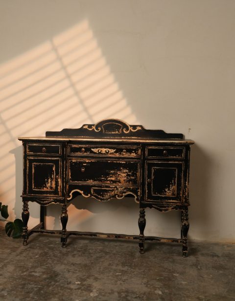 The Small Luxury Wardrobe خزانة الفخامة الصغيرة