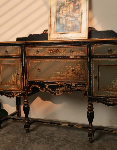 The Classic Storage Wardrobe خزانة التخزين الكلاسيكية
