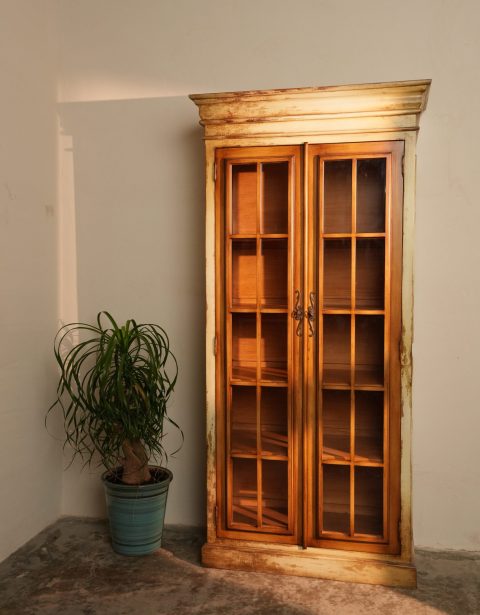 Classic Bookshelf مكتبة الكتب الكلاسيكية