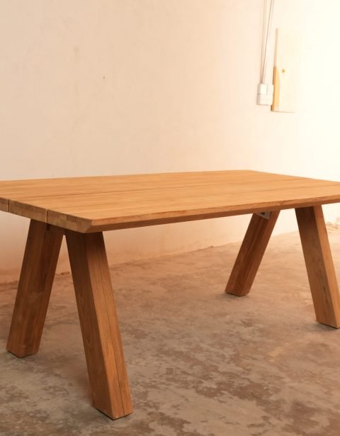 Alpha Outdoor Dining Table طاولة طعام خارجية ألفا