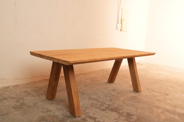 Alpha Outdoor Dining Table طاولة طعام خارجية ألفا