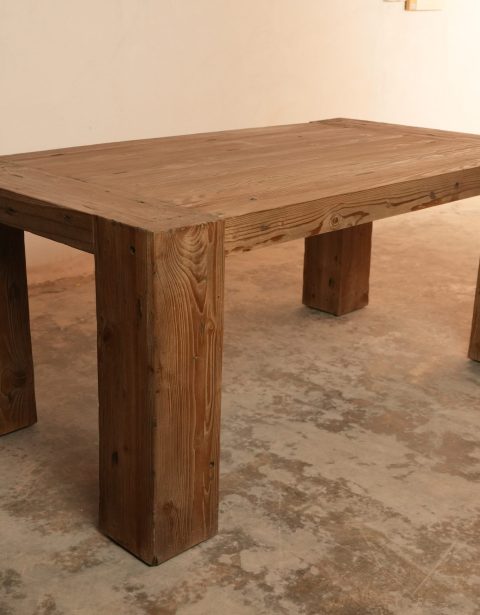 Dovetail Dining Table طاولة الطعام دوفتيل