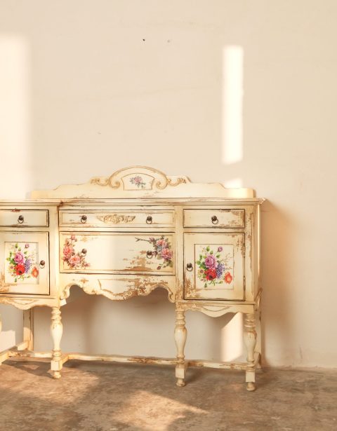 الخزانة الجانبية الفاخرة The Luxurious Sideboard